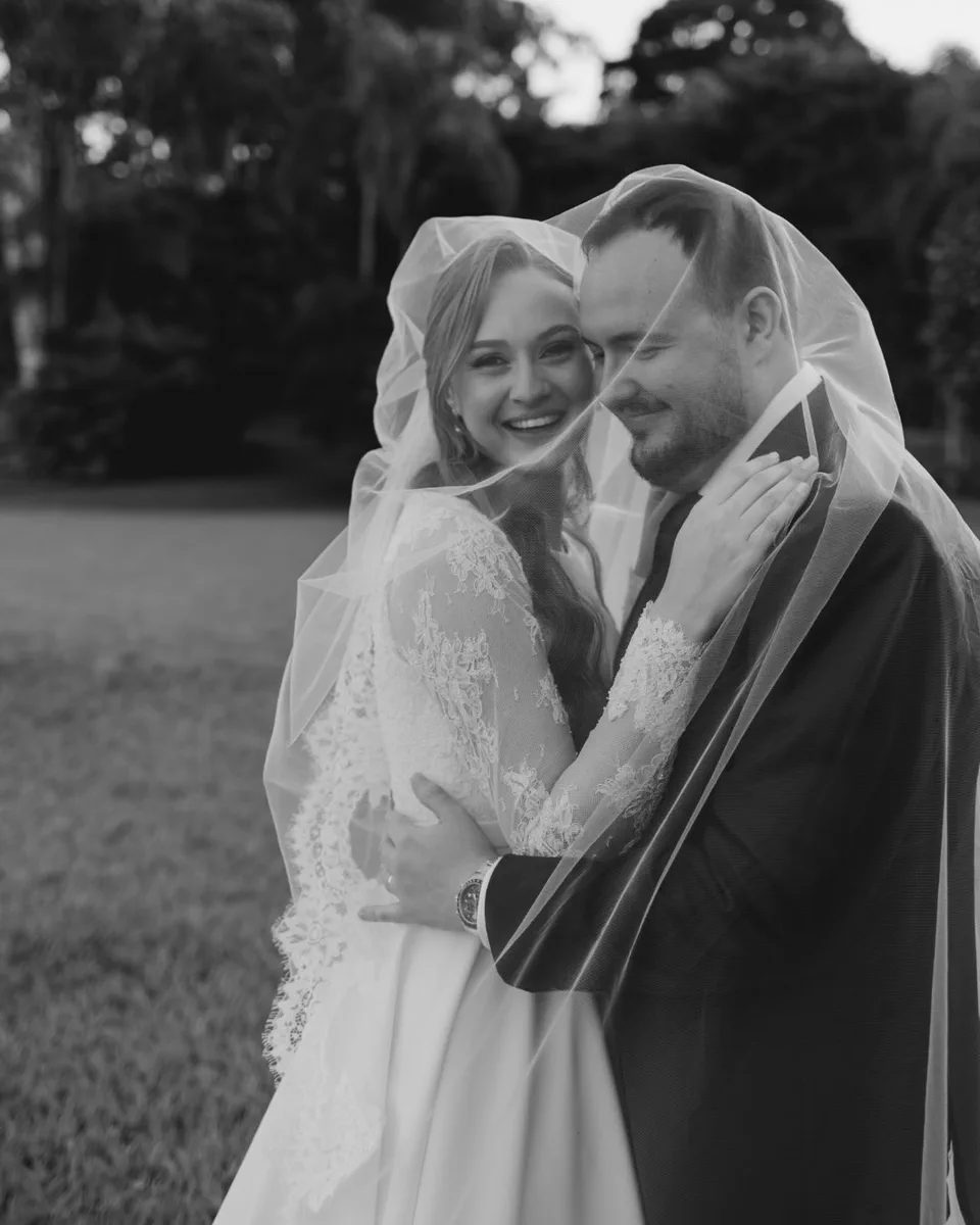 Casal fotografado nos jardins do Sollar da Árvore