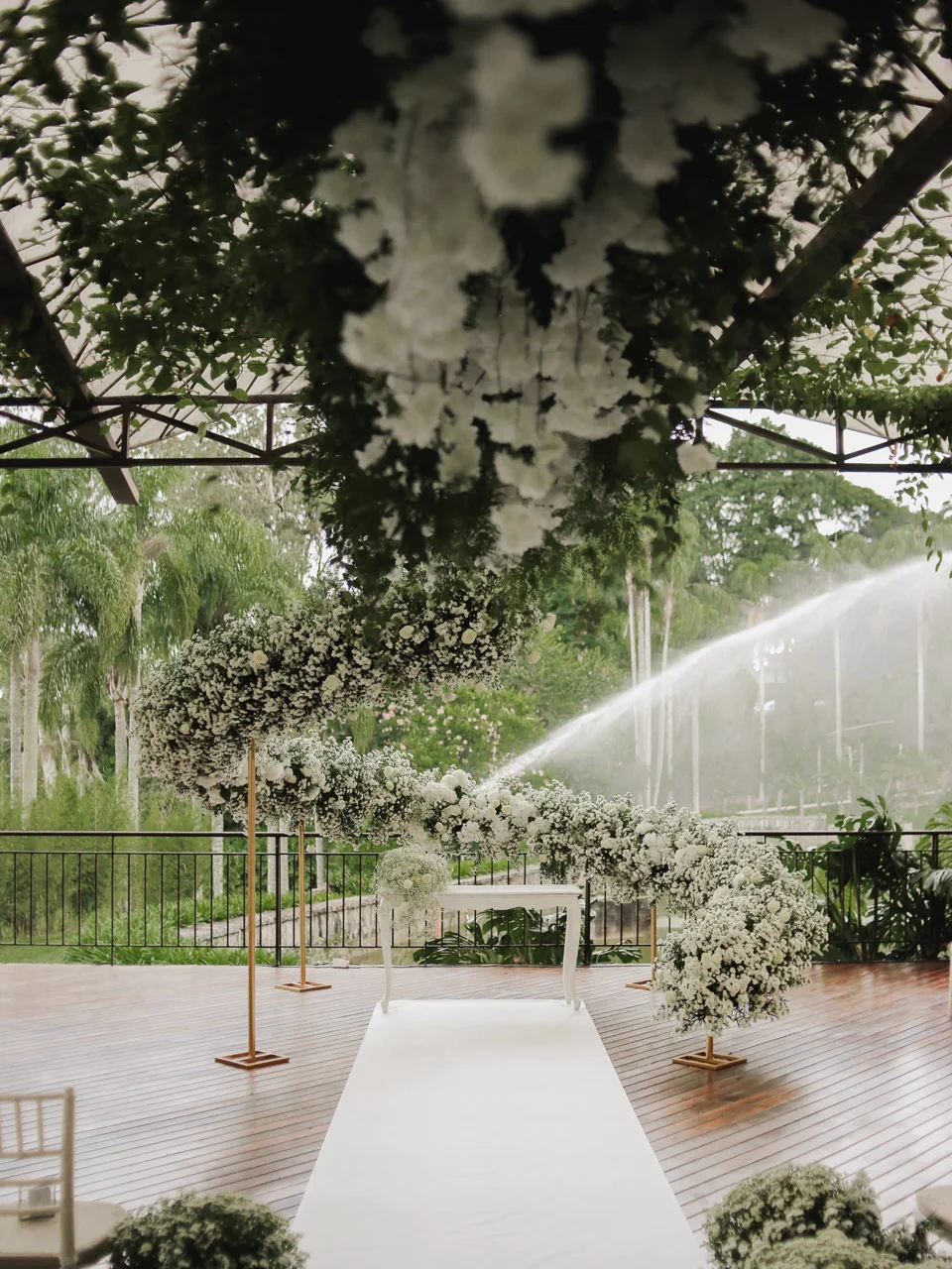 Altar florido do Sollar da Árvore cercado pelo jardim