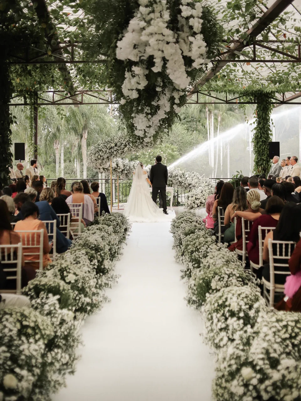 Casamento realizado no Sollar da Árvore, com o casal diante do altar e convidados ao redor